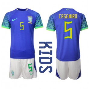 Brasilien Casemiro #5 kläder Barn VM 2022 Bortatröja Kortärmad (+ korta byxor)